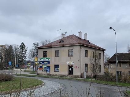 Prodej komerčního objektu s dvěma byty a třemi obchody s užitnou pl. 390 m² a s ročním výnosem 4,5 % - Fotka 1