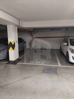 Pronájem garážového stání vhodného i pro SUV v suterénu moderního bytového domu na Praze 8 - Fotka 5