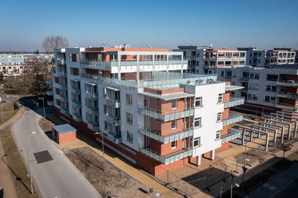 Moderní 2+kk s balkonem, parkováním a nábytkem – novostavba 2022 - Fotka 3